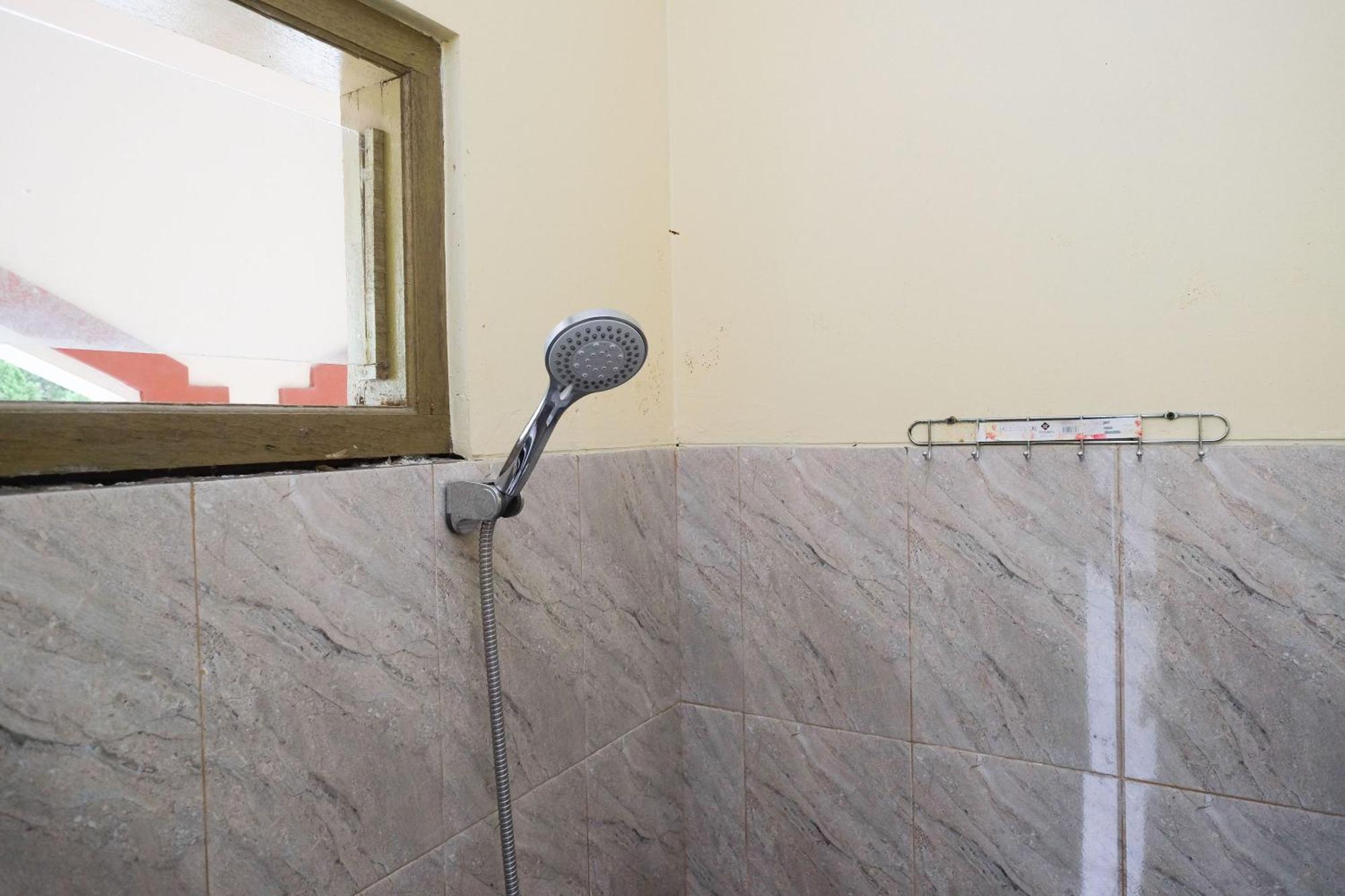 ホテル Reddoorz Syariah Near Taman Rekreasi Kalianget Wonosobo 部屋 写真